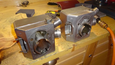 Meine beiden Originalzylinder: Beim linken sind die Überstromkanäle maximal ausgefräst, der rechte ist in einem Topzustand aber der Auspuffansatz schon etwas abgenutzt. Ich hab mich dann für einen guten Nachbauzylinder von Otmar Muther entschieden.